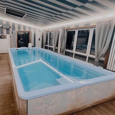 Крытый композитный бассейн прямоугольной формы с LED подсветкой и большими окнами